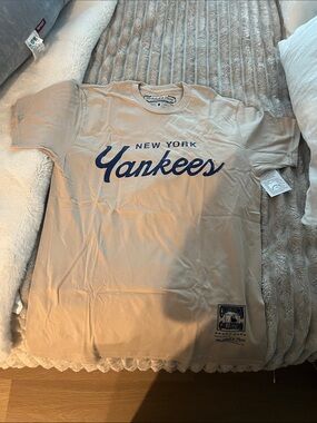 Mitchell & Ness New York Yankees Beige T-Shirt with Navy Script